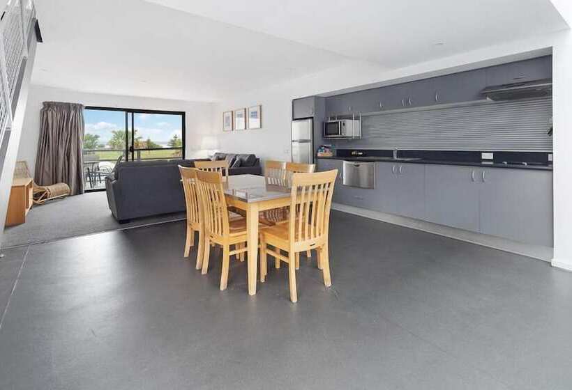 プールビューの2ベッドルームアパート, Corrigans Cove