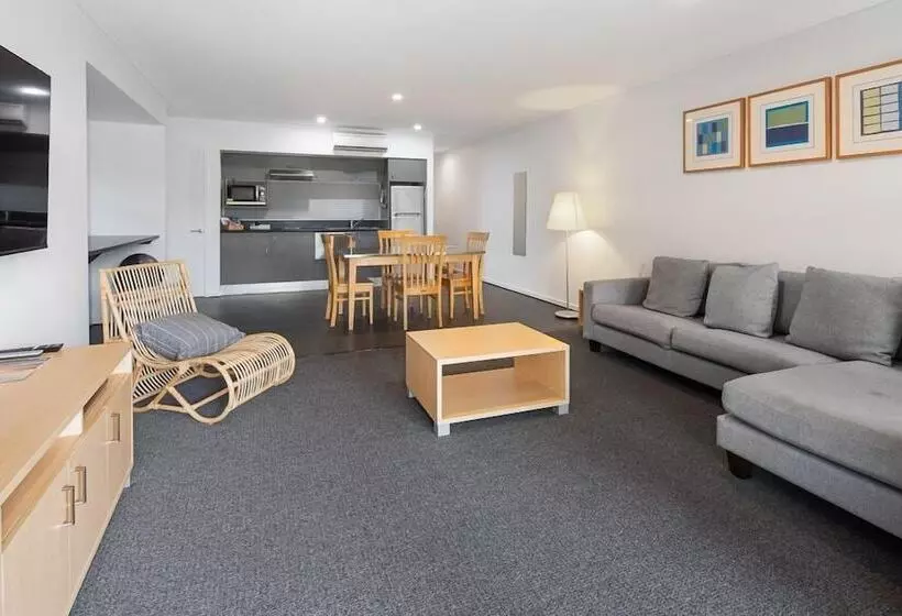 Huoneisto 1 Makuuhuone Allasnäkymä, Corrigans Cove