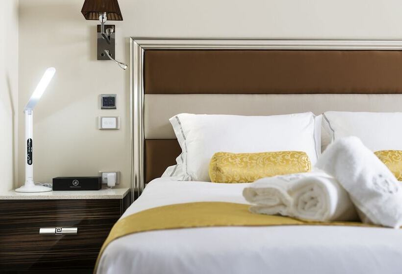 Deluxe room with river view, Swan River