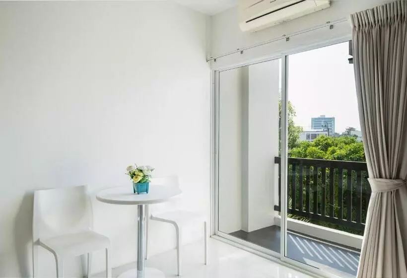 キングサイズベッドのスタンダードルーム, Riski Residence Ngamwongwan
