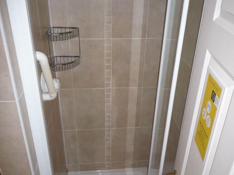 חדר סטנדרט לשלושה, Avlon House Bed And Breakfast