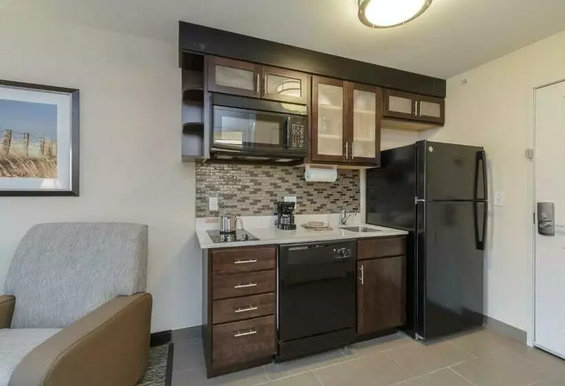 キングサイドベッドのスタンダードワンルーム, Candlewood Suites Mishawaka, An Ihg