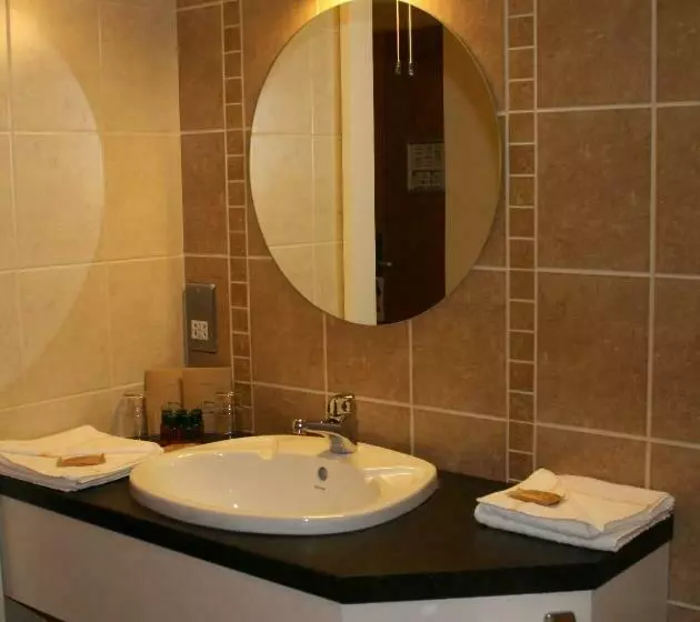 اتاق استاندارد سه نفره, Deebert House