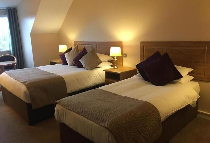 חדר סטנדרט לשלושה, Deebert House