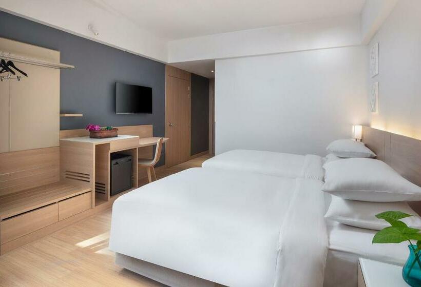 Номер Стандарт Вид на Бассейн, Andaman Beach Hotel Phuket Handwritten Collection