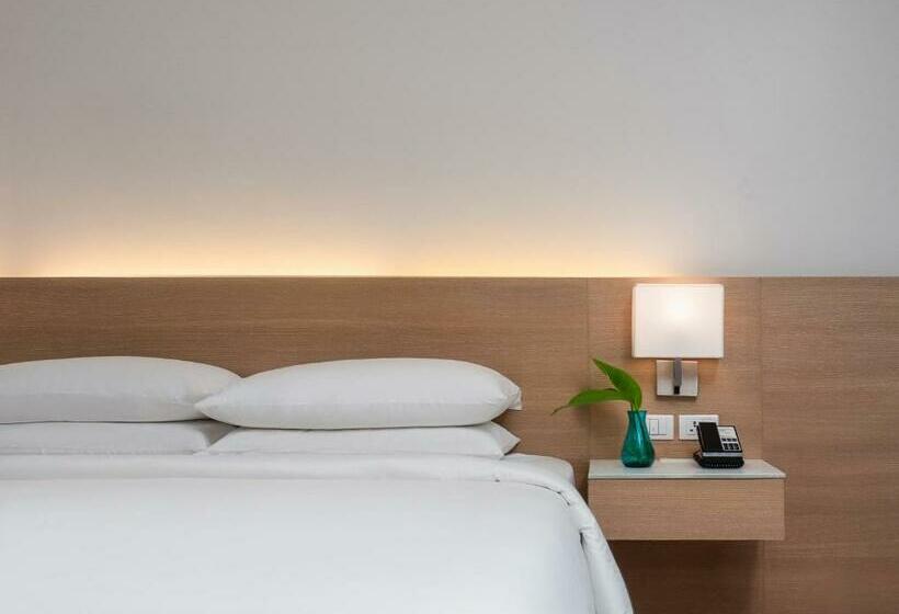 Номер Стандарт Вид на Бассейн, Andaman Beach Hotel Phuket Handwritten Collection