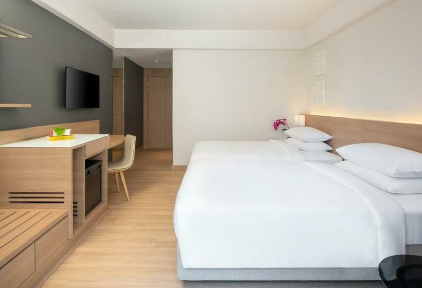 Номер Стандарт Вид на Бассейн, Andaman Beach Hotel Phuket Handwritten Collection