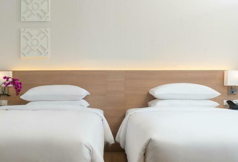 Номер Стандарт Вид на Бассейн, Andaman Beach Hotel Phuket Handwritten Collection