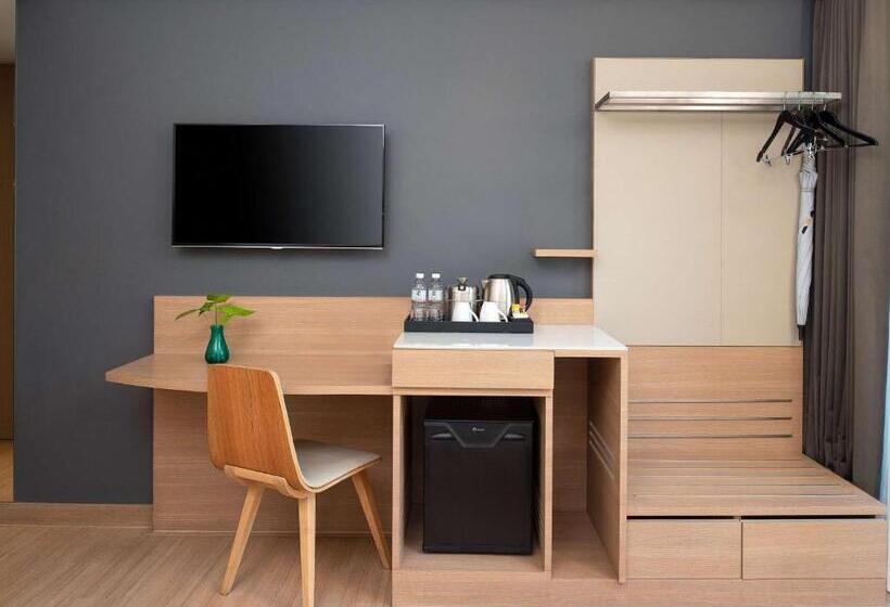 Номер Superior Кровать Кинг, Andaman Beach Hotel Phuket Handwritten Collection