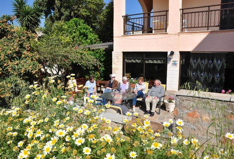 חדר סטנדרט לשלושה, House Margot