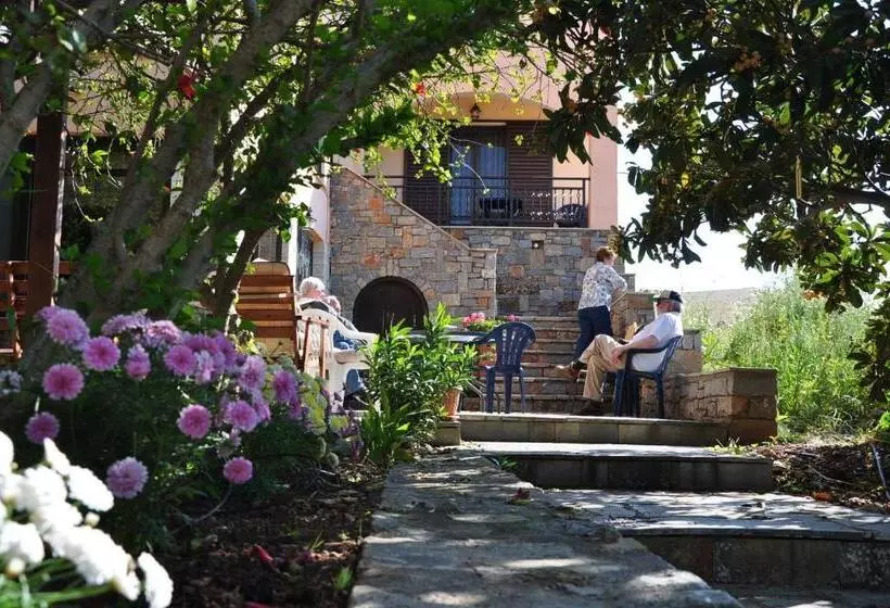 اتاق استاندارد سه نفره, House Margot