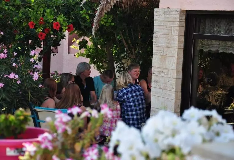 اتاق استاندارد سه نفره, House Margot