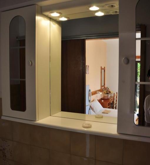 חדר סטנדרט לשלושה, House Margot