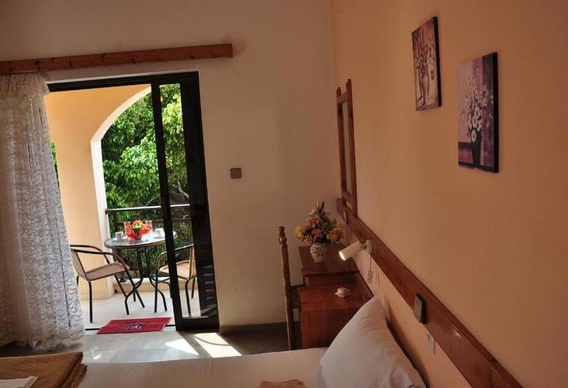 חדר סטנדרט לשלושה, House Margot