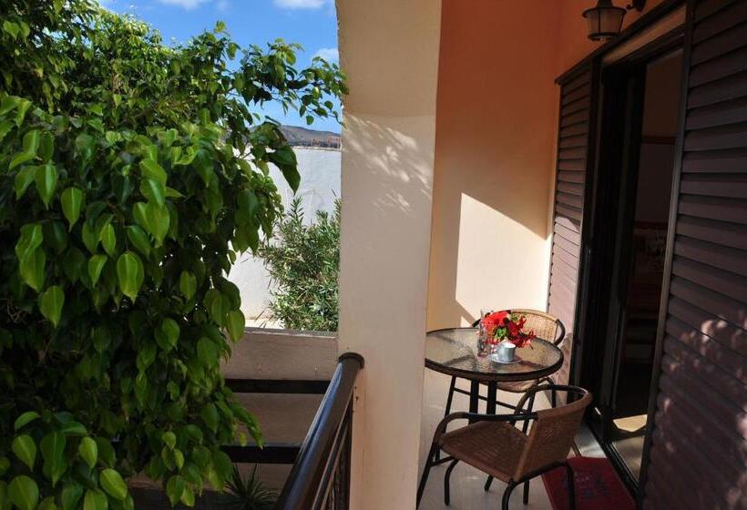 חדר סטנדרט לארבעה, House Margot