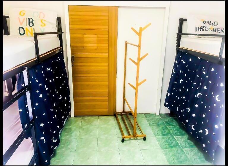 共用房间的床, See Sea Backpackers House