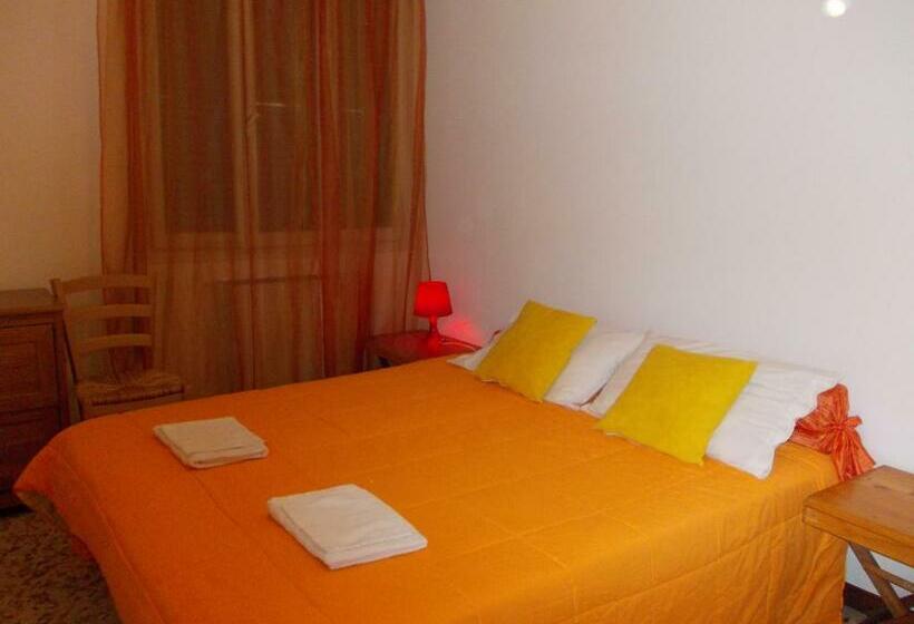 Chambre Standard Individuelle Salle de Bains Commune, Travellers Lodge Bed & Rooms