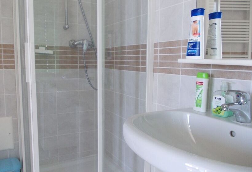 Chambre Triple Standard, Travellers Lodge Bed & Rooms