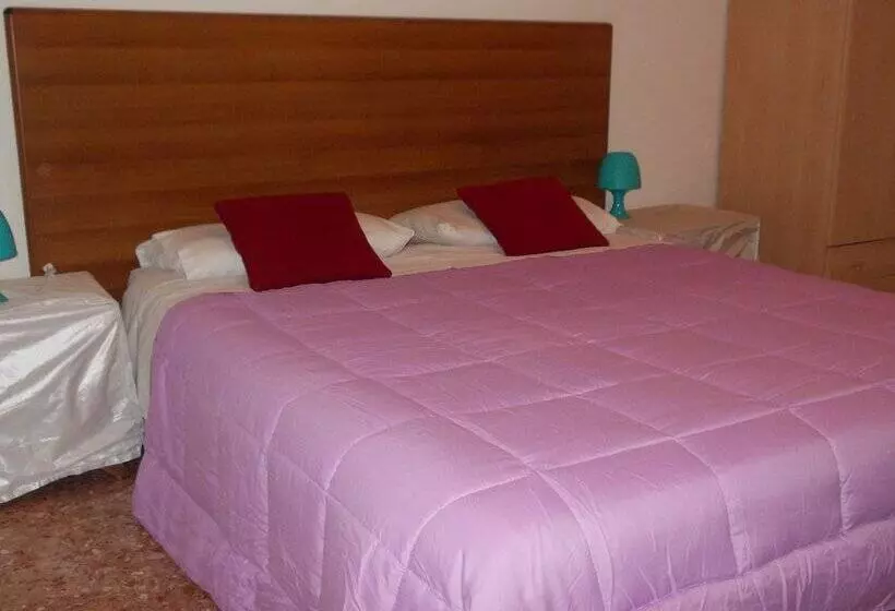 اتاق استاندارد سه نفره, Travellers Lodge Bed & Rooms