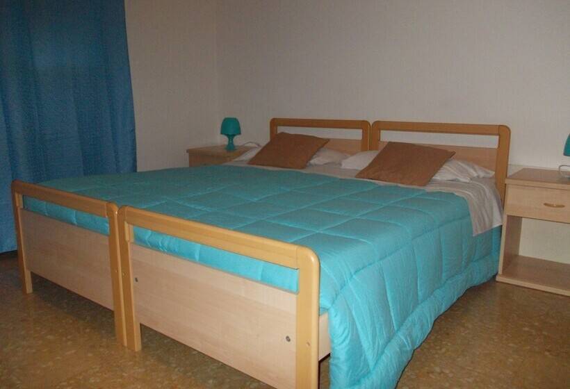 Chambre Triple Standard, Travellers Lodge Bed & Rooms