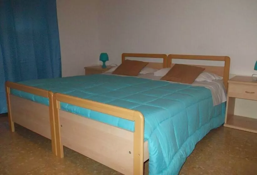 اتاق استاندارد سه نفره, Travellers Lodge Bed & Rooms