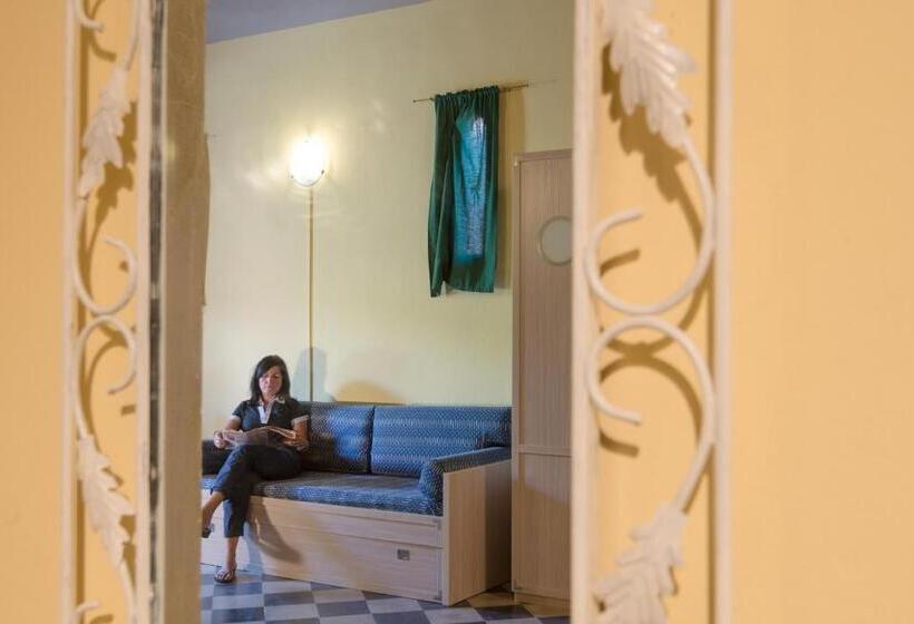 إستديو عائلى, Villa Emilia