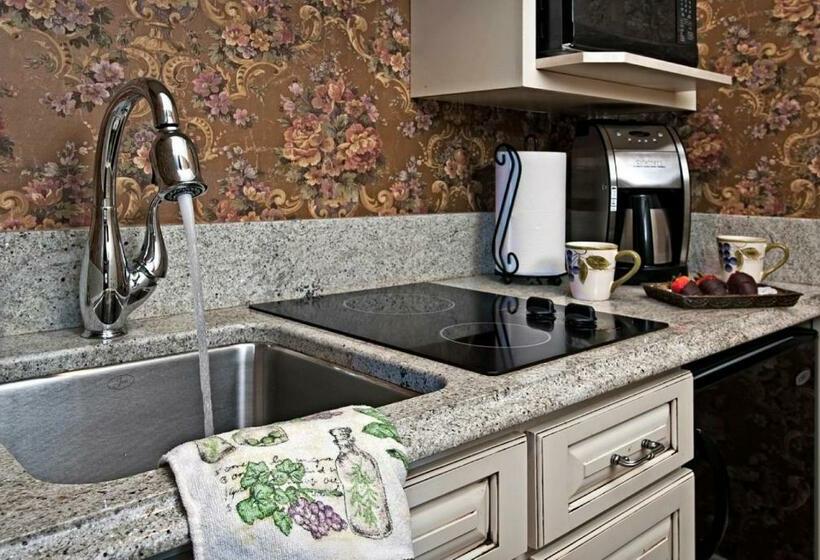 جناح مطلّ علي حمام السباحة, Cameo Heights Mansion And The Vine Fine Dining Restaurant