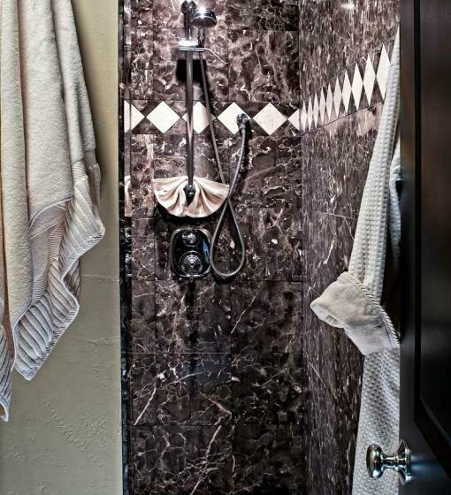 جناح مطلّ علي حمام السباحة, Cameo Heights Mansion And The Vine Fine Dining Restaurant