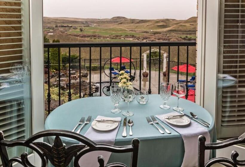 إستديو قياسى مطل على حمام السباحة, Cameo Heights Mansion And The Vine Fine Dining Restaurant