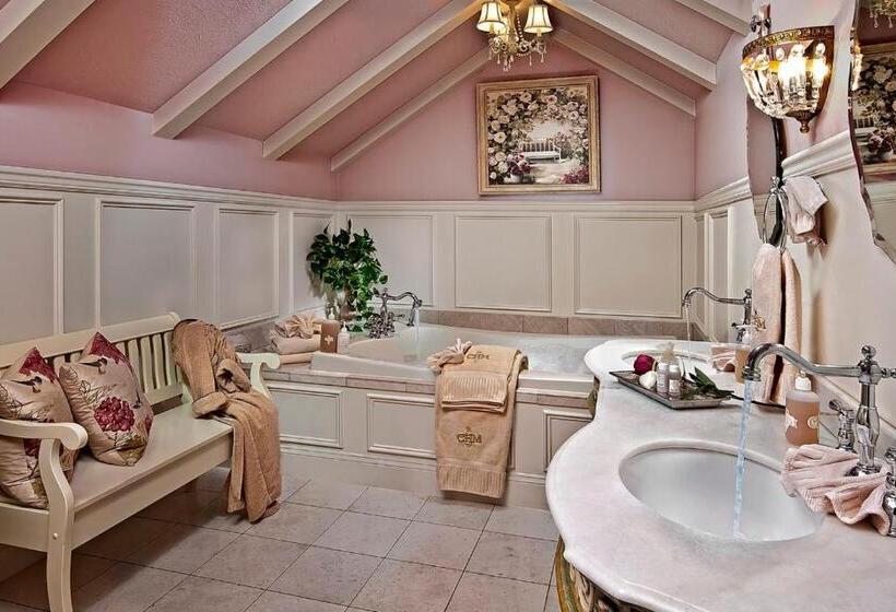 جناح مطلّ علي حمام السباحة, Cameo Heights Mansion And The Vine Fine Dining Restaurant