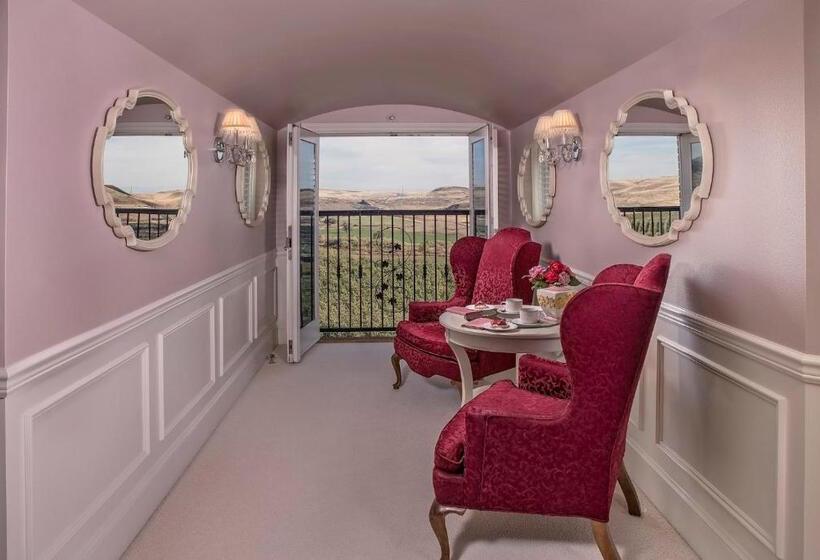 جناح مطلّ علي حمام السباحة, Cameo Heights Mansion And The Vine Fine Dining Restaurant