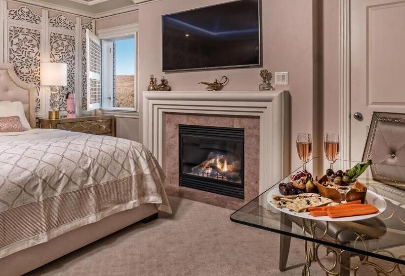 إستوديو ديلوكس, Cameo Heights Mansion And The Vine Fine Dining Restaurant