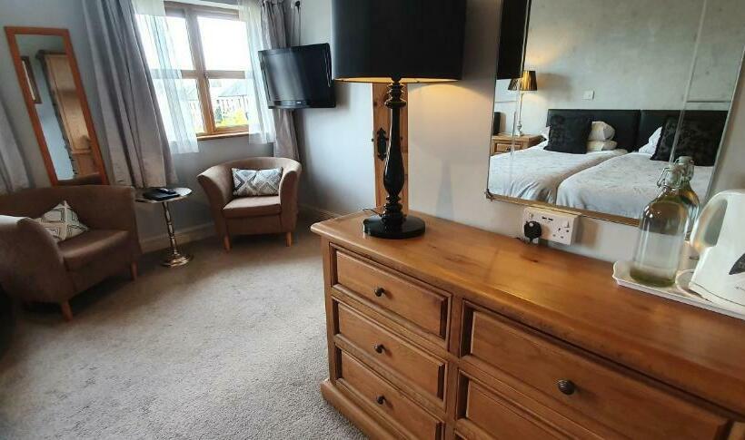 غرفة ديلوكس ثلاثية, Church View House