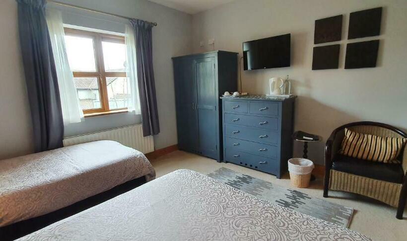 غرفة ديلوكس ثلاثية, Church View House