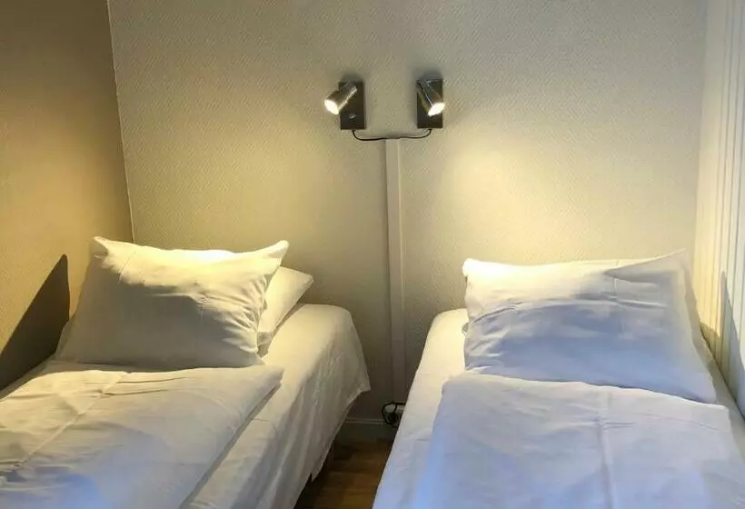 Orta Banyolu Üç Kişilik Standart Oda, Ami