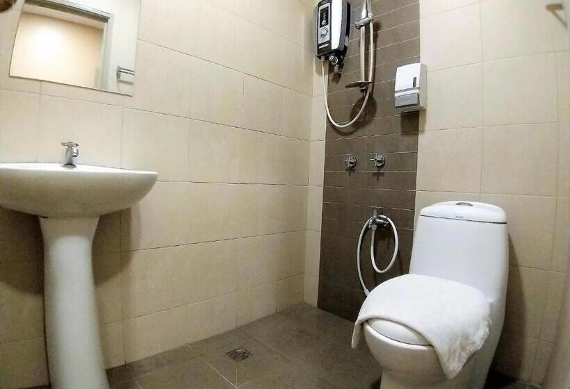 חדר דלוקס לשלושה, Jelai Temerloh