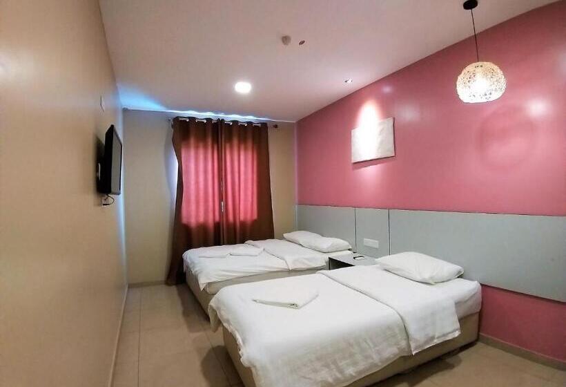 חדר דלוקס לשלושה, Jelai Temerloh