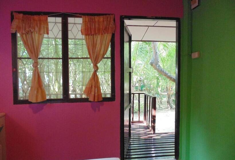 スタンダードバンガロー, Moonhut Bungalows