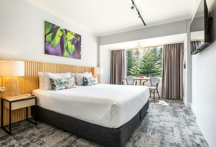 パークビュースタンダードステューディオ, Nightcap At Hotel Victor