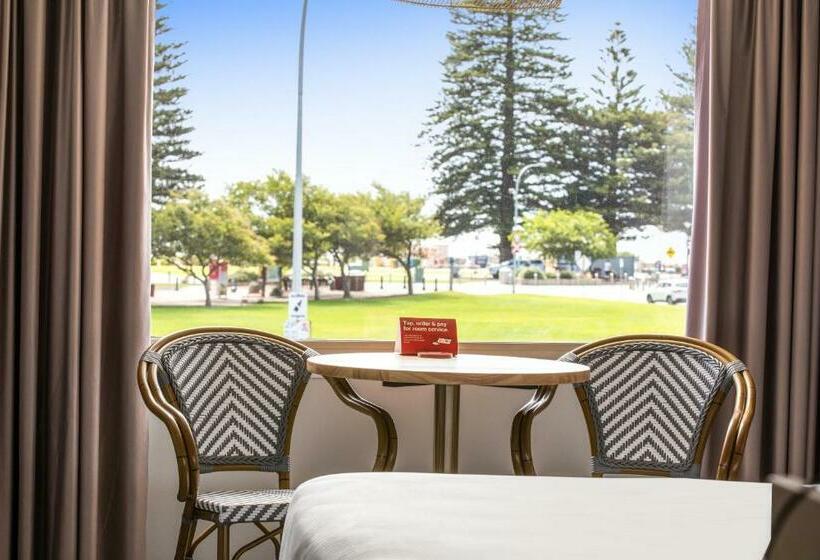 스탠다드 스튜디오 공원 전망, Nightcap At Hotel Victor