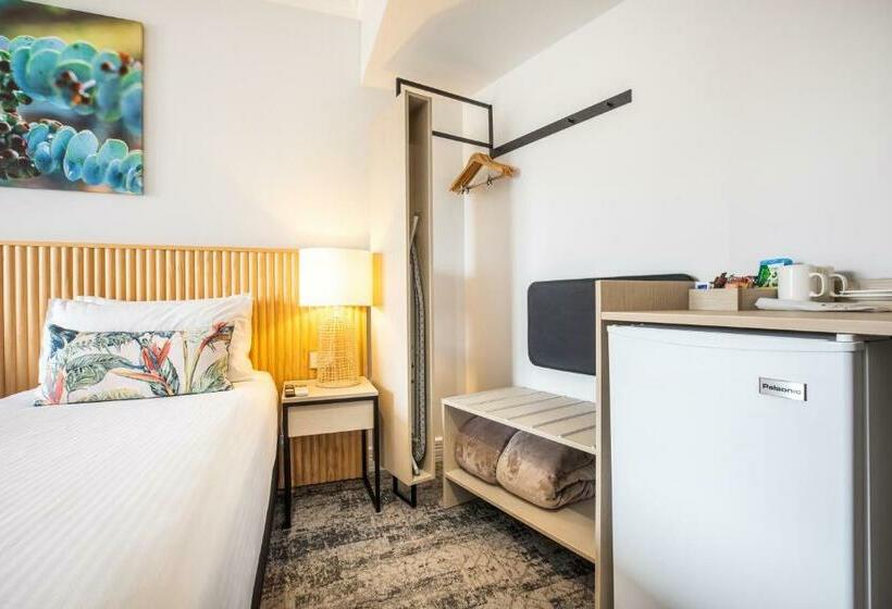 パークビュースタンダードステューディオ, Nightcap At Hotel Victor