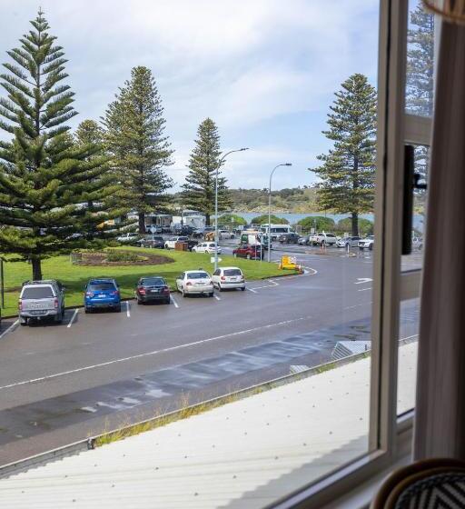 ファミリーステューディオ, Nightcap At Hotel Victor