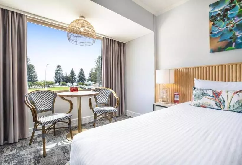 Perhestudio, Nightcap At Hotel Victor