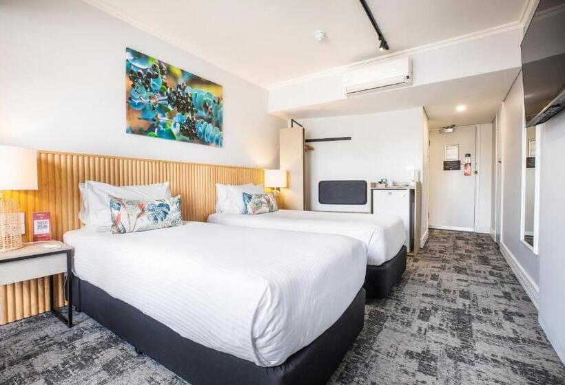 ファミリーステューディオ, Nightcap At Hotel Victor