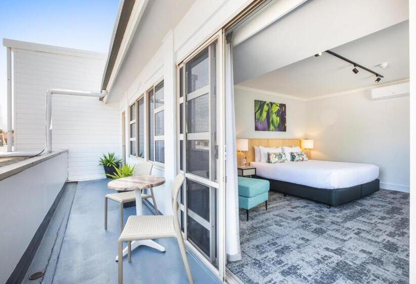 オーシャンビュースーペリアールーム, Nightcap At Hotel Victor