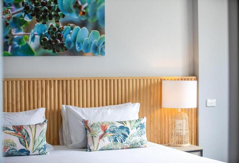 패밀리 스튜디오, Nightcap At Hotel Victor