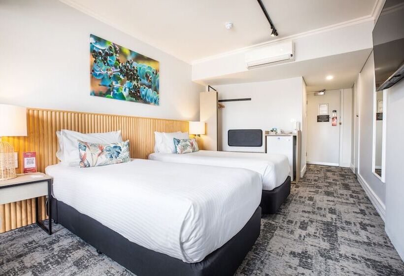 ファミリーステューディオ, Nightcap At Hotel Victor