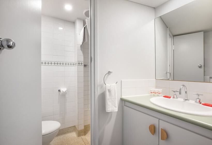 Семейное Студио, Nightcap At Hotel Victor