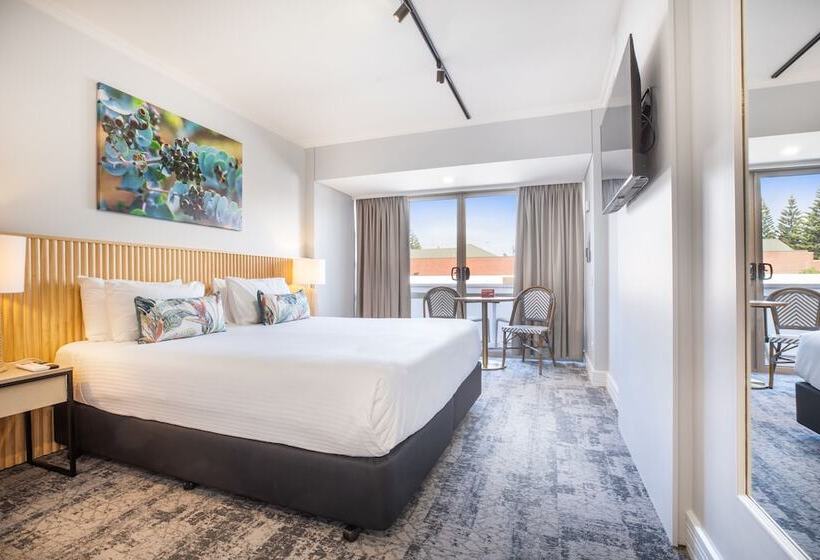 家庭工作室, Nightcap At Hotel Victor