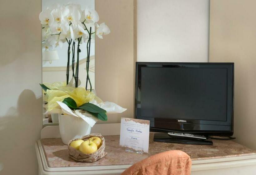 Pokój Standard, Mocambo